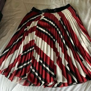 Red White and Black pattern pleated skirt